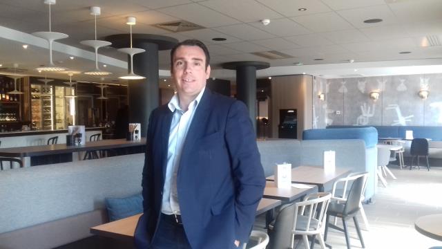 Le directeur des deux hôtels, Benoit Majorel, au coeur du Hub, l'espace détente du Novotel