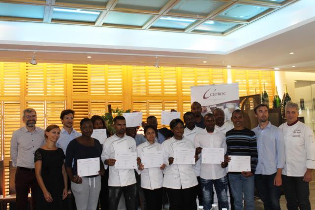 Les stagiaires POEC du Ceproc brandissent leur attestation de fin de formation