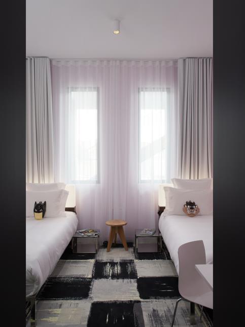 Les masques posés sur les lits des hôtels Mama Shelter ont fait le buzz...