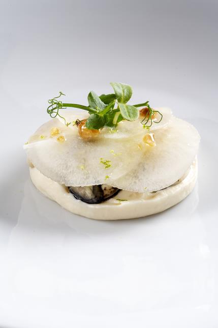 Huîtres d'Utah Beach cuite vapeur dans sa coquille, crémeux de céleri-rave et poire williams, vinaigrette aux noisettes torréfiées