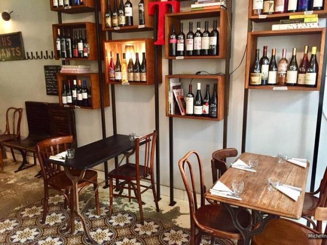 Ambiance bistrot et 'osteria' dans le restaurant Racines du très prisé passage des Panoramas, à Paris (IIe).