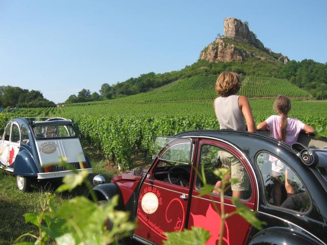 L'activité 2CV. Ce sont des modèles Charleston. Les jeunes n'arrivent pas à les conduire et cela fait remonter des souvenirs pour les plus anciens.