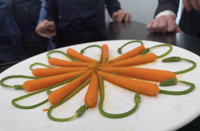 Carottes et gingembre flambés au gin, pousses de tamier parfumés à la citronnelle, par Esteban Valle.