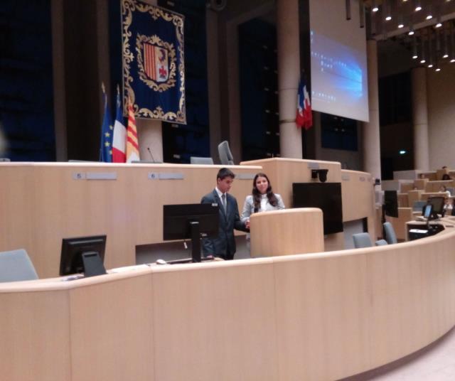 Camille et Thélio dans l'hémicycle du Conseil Régional