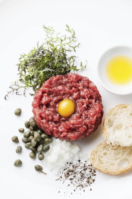 Pour mettre un oeuf sur un tartare : choisissez des oeufs extra-frais, pondus depuis moins d'une semaine, et provenant de fournisseurs agréés, et présentez-le dans un ramequin, à part, ou sur la viande, mais sans coquille dans les deux cas.