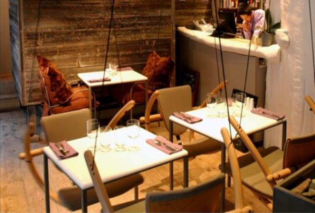 Le restaurant Sur un arbre perché propose de manger assis sur des balançoires.