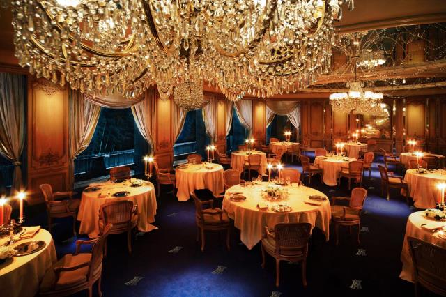 La somptueuse salle du restaurant de la Tour d'Argent au Japon