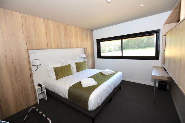 Les chambres sont orientées sur la prairie, équipées de fenêtres panoramiques.