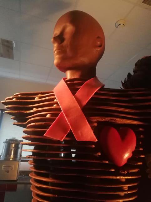 Buste serti d'un coeur rouge et paré d'un ruban rose
