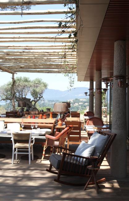 Des pergolas végétalisées couvrent la terrasse du restaurant