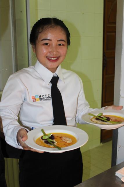 Une élève serveuse de l'HCTC (Hospitality and Catering Training Center)