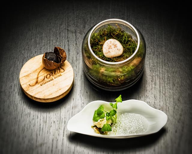 Noix de st jacques voilées d'une vapeur de lichen, arrosées d'un bouillon clair de ses bardes, parfum de citronnelle