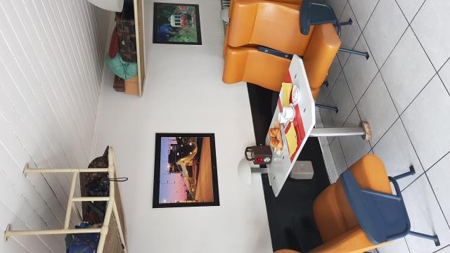 Belle collaboration des passionnés pour participer à la décoration du restaurant