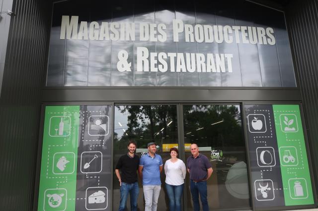 De g. à d., Romain Tourdias, directeur de l'ADAR du Médoc, Aurélie Feron et Vincent Monchany, producteurs-associés au restaurant,  et Gérard Bougès.