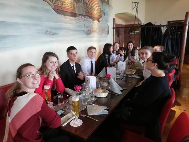dégustation des spécialités allemandes dans un restaurant réputé