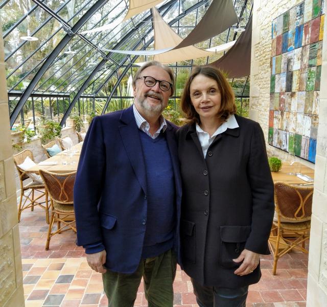 Marie-Françoise et Thomas Dicker dans Le petit jardin, restaurant bistronomique du château La Chenevière qui ouvre le 4 mai