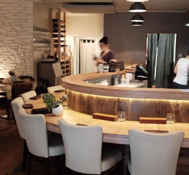 Au restaurant Miles à Bordeaux, les tables sont réparties autour de la cuisine.