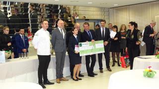 remise du chèque à la lauréate en salle Jade Campanozzi du CFA Raymond Mondon