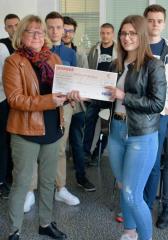 La remise du chèque de 1 207 € par Charline Spengel (à droite) apprenti en BP Cuisine 1ere année