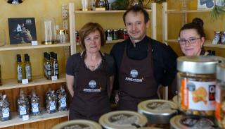 L'équipe actuelle : Benoît Fromager, Irène Barbieri et Marie Brunel dans la partie épicerie...