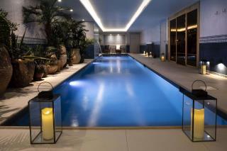 La piscine de 15 mètres de long de l'hôtel Monte Cristo, à Paris (Ve), avec son décor oriental : de...