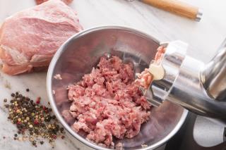 Si vous hachez la viande vous-même, utilisez de la viande de première fraîcheur, la hacher moins de...