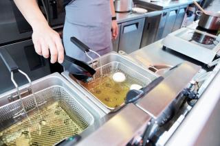 Différents testeurs d'huile existent. Ici, un testeur électronique.