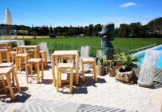 Plage de sable fin et transats au dessus des vignes