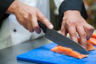 Le poisson doit être minutieusement vidé et nettoyé avant le tranchage.