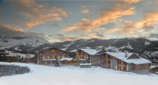 le sixième étage et le toit du Four Seasons Megève, inauguré en 2017, sont partiellement détruits