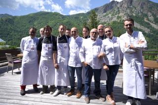 Les chefs Maxime et René Meilleur, La Bouitte, 3 étoiles Michelin, ont reçu leurs collègues  pour...