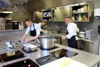 Le chef Mickaël Leclercq dans la cuisine toute neuve de son restaurant L'éphémère, à Hazebrouck, où...