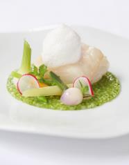Cabillaud cuit au plat, légume primeur, beurre citron mélisse, une recette de Virginie Basselot au...