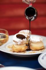 Le sucré a la cote pour combler un 'petit creux' : ici au Grand Café Capucines, à Pais (IXe),...