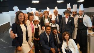 Muriel Pénicaud et Carole Delga avec les élèves et les acteurs du site lors de l'inauguration.