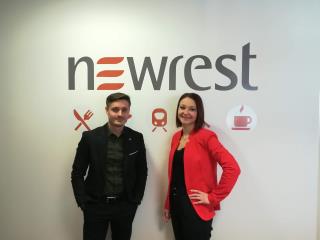 Alexis Montardre, Responsable recrutement chez Newrest, en compagnie de sa collègue de l'équipe