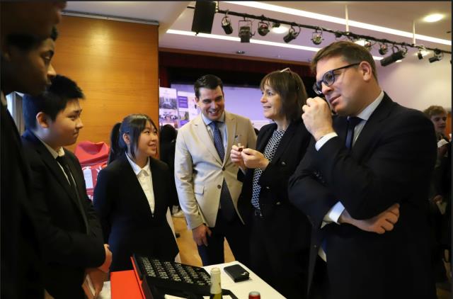 De l’avant vers l’arrière Mr Boulard maire du 17e Mme Valérie Baglin-Le Goff Directrice de l’académie de Paris Mr Anthony de Castro DAFPIC de l’académie de Paris