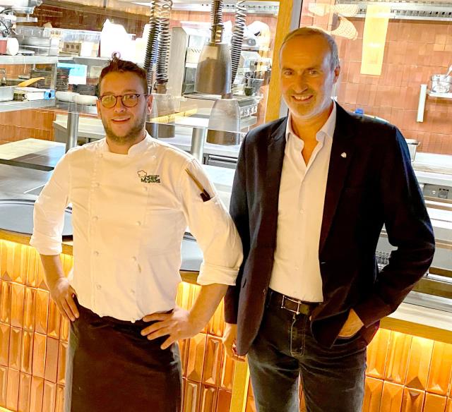 Marius Sebert, chef de cuisine du Vesper à Paris (à gauche) et Stéphane Ankaoua, CEO d’ePack Hygiene.