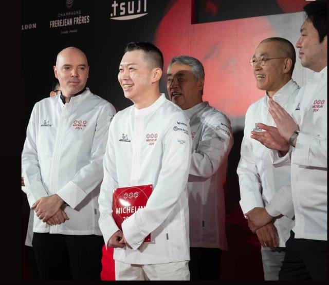 Le chef Harutaka Takahashi reçoit la plaque Michelin 3 étoiles entouré de ses pairs triplement étoilés.