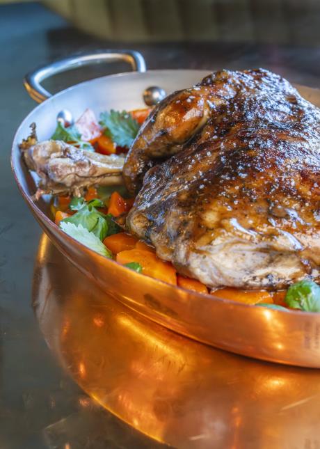 L’épaule d’agneau de lait confite 8 heures, jus de cuisson réduit. 