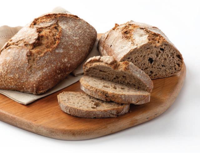 Le pain caractère Solène® est un mélange de farines de blé et sarrasin, un levain de blé noir, des inclusions de graines et une cuisson sur four à sole. Parfait pour les petits déjeuners.