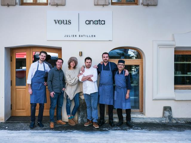 	De gauche à droite : Jean Pastre, chef de Vous, Paul-Arnaud Martin, responsable du service, Sonia et Julien Gatillon, Yohan Delhommeau et Keiji Ishii, chefs d'Anata.