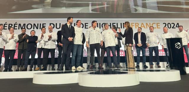 Les nouveaux 3 étoiles Michelin, applaudis par leurs pairs, sur la scène du palais des congrès de Tours.