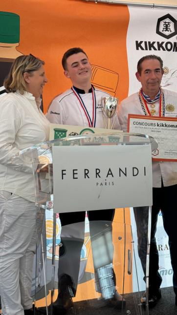 Mathias Contamine, entouré de Stéphanie Le Quellec et Fabrice Prochasson, président de l'Académie Culinaire de France et juré dégustation, est le vainqueur du concours Kikkoman 2024, dans la section Bac professionnel.