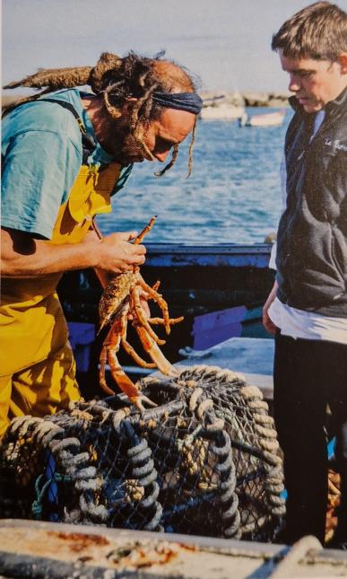 Roll, pêcheur à Plouescat présente sa pêche à Nicolas