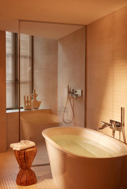 Salle de bains d'une chambre du Mondrian Bordeaux les Carmes.