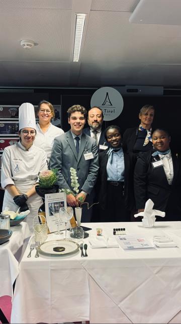 Etudiants et professeurs sur le stand du lycée Tirel avec Thé Chiquet