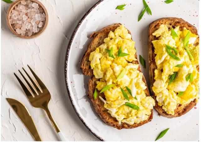 Nouvelle recette plus moelleuse et sans additif pour les oeufs brouillés.