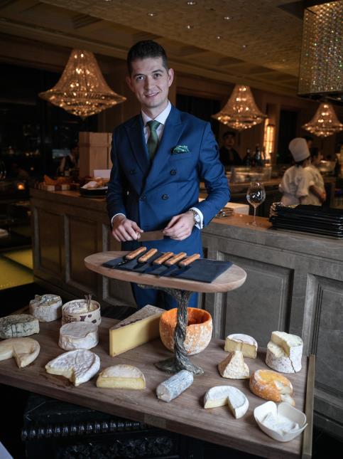 Au Caprice, table triplement étoilée à Hong Kong, le plateau de fromage est doté d'un niveau pour poser des couteaux sur mesure, fabriqués en Suisse.