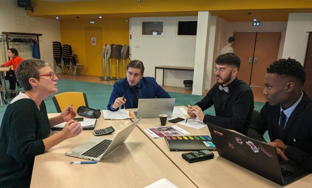 Les BTS MHR au lycée La Closerie et représentants de la CCI Côte d'Armor
